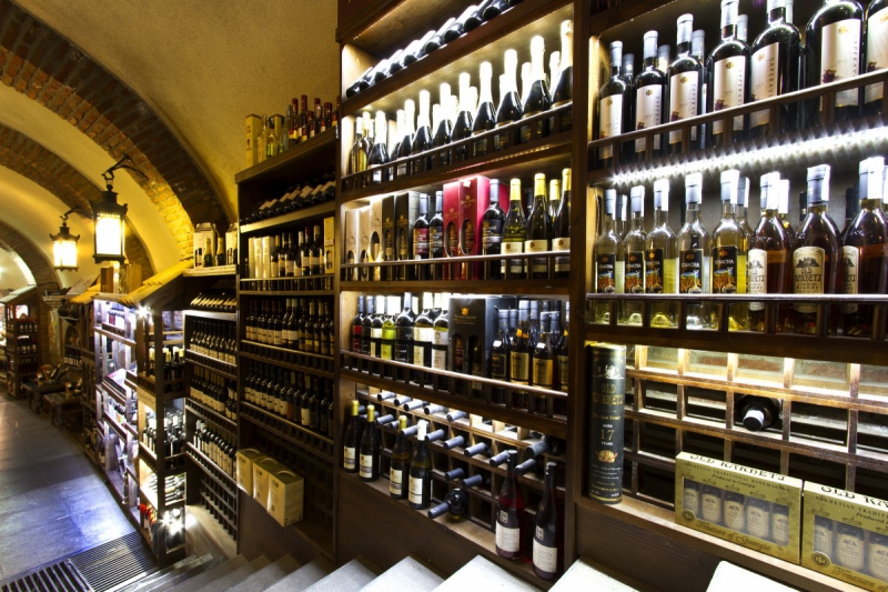 boutique-ST ANTONIN-min_world_street_travel_shop_canon_georgia_wine_bottles-429767